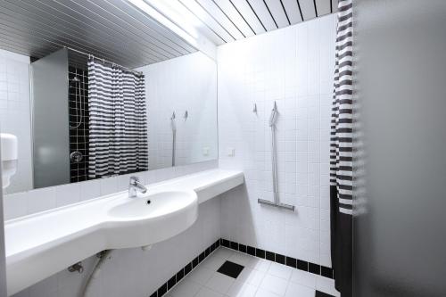 塔林佩利欧酒店的白色的浴室设有水槽和镜子