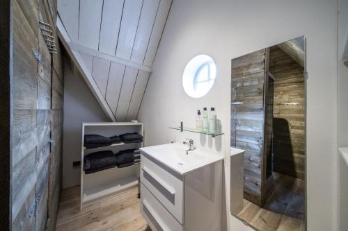 赫尔蒙德Hush Bed & Breakfast的白色的浴室设有水槽和淋浴。