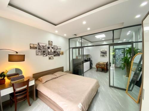 胡志明市Calmette Home的一间卧室配有一张床、一张桌子和一张书桌