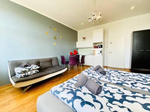 维也纳W Apartment - Brigittenau Area MM28的客厅配有大床和沙发