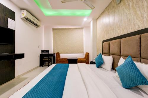 De Atlantis Inn Hotel Near Delhi Airport客房内的一张或多张床位