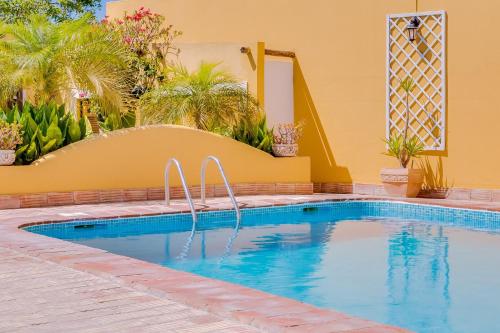 塔维拉Quinta Almargem Lusitano - Farm House的度假村内的一个蓝色海水游泳池