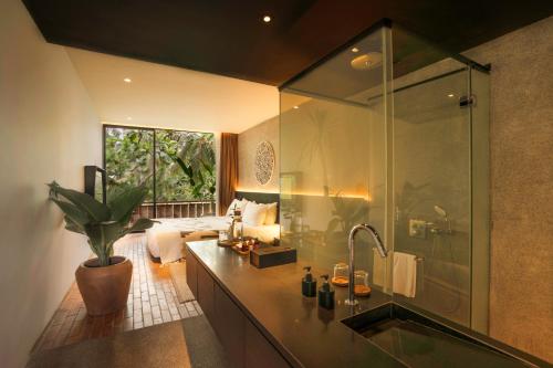 乌布Titik Dua的带淋浴和浴缸水槽的浴室