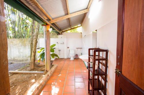 Tân PhúCat Tien Farm Stay的一间带卫生间和水槽的浴室