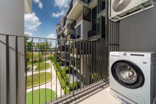 普吉镇Skypark Laguna BangTao Beach Apartment-Long Term Lease的大楼阳台上的洗衣机