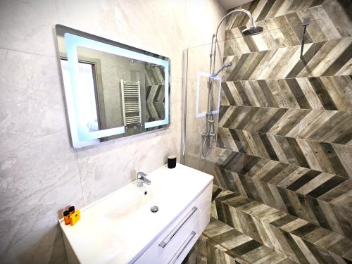 马马亚Sonio Boutique Hotel的一间带水槽和镜子的浴室