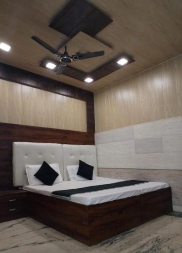 阿格拉Hotel Agarwal palace的一间卧室配有一张大床和吊扇