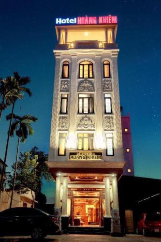 波来古市Hoàng Khiêm Hotel的上面有标志的建筑