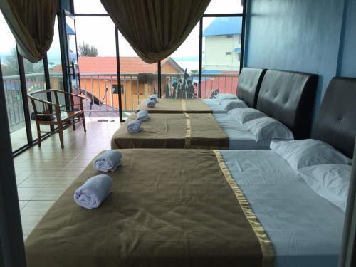 Kampong Pasir HantuJV Inn Perhentian的一张大床,房间带大窗户