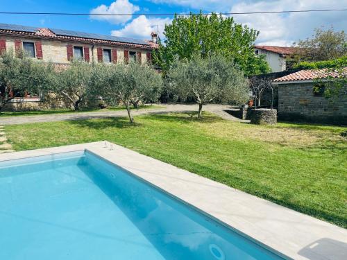 科佩尔Paradise villa with private swimming pool的一座房子的院子内的游泳池