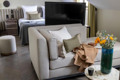 日内瓦Hotel D Geneva的客厅配有沙发和1张床