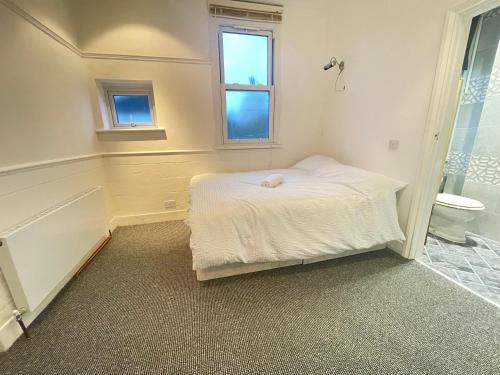 伦敦Room with private bathroom and shared kitchen的一间带床的小卧室和一间浴室