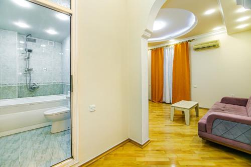 巴库Boulvard M Estate的浴室配有盥洗盆、卫生间和淋浴。