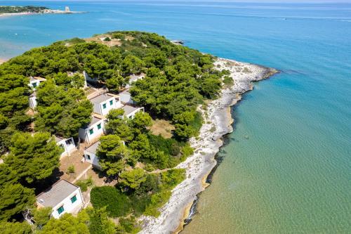 维耶斯泰Crovatico Club Vacanze的海洋岛屿的空中景观