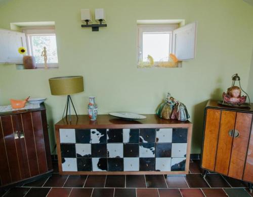 皇后山Casa Rural Marialba的一间设有橱柜的房间,设有格子地板