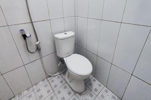 日惹OYO 93867 Minso Inn Sepanjang的浴室位于隔间内,设有白色卫生间。