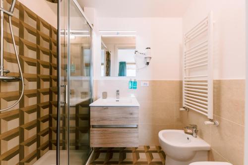 斯卡拉HOTEL ZI'NTONIO的一间带水槽、卫生间和淋浴的浴室