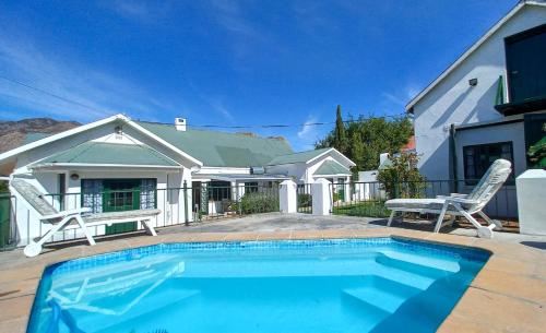蒙塔古古卡鲁自助式旅馆的房屋前的游泳池