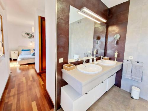 科斯塔特吉塞Casa Daniela的一间带两个盥洗盆和大镜子的浴室