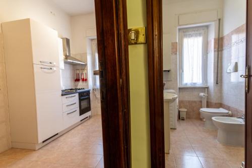 罗马Light Blue Apartment - City Center Rome的厨房配有白色冰箱和水槽