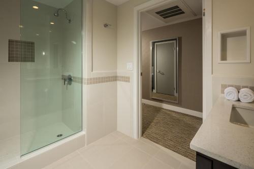 洛杉矶阿凡托拉酒店的带淋浴和盥洗盆的浴室