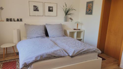 瓦尔堡Am Diemelradweg的一间卧室配有一张带蓝色棉被和枕头的床