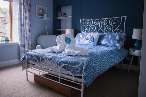 SpittalBeach House in Berwick Upon Tweed - 2 Double Bedrooms的一间卧室配有一张带天鹅的床
