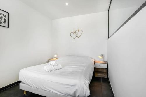 安纳马斯ZenBNB / Apricot / Parking privé / Balcon / Parc /的卧室配有白色的床和2个床头柜
