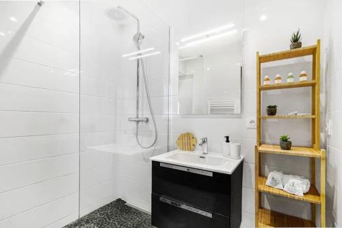 安纳马斯ZenBNB / Apricot / Parking privé / Balcon / Parc /的带淋浴和盥洗盆的白色浴室