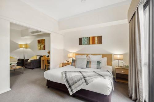 珀斯Perth Premium 1 Bedroom的一间卧室设有一张床和一间客厅。