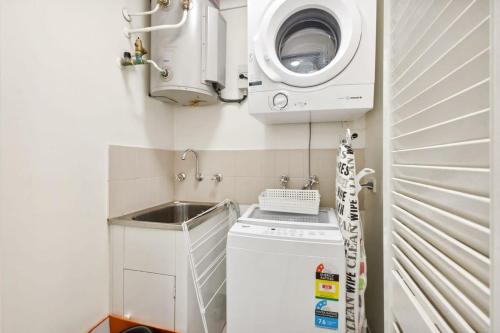 珀斯Perth Premium 1 Bedroom的小厨房配有洗衣机和水槽