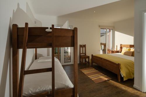 蓬塔德尔加达Quinta do Ferreiro的一间卧室配有一张双层床和一张床