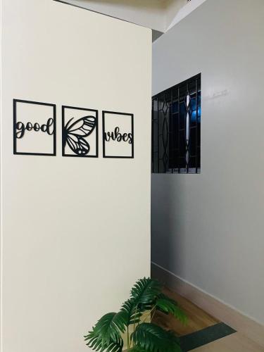阿加尔塔拉Renade Leisure Stay的墙上有四张照片的房间和植物