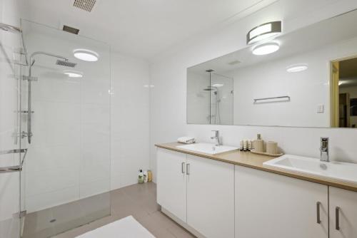 珀斯2BDR 1BTH 1PRK - Northbridge Magic的白色的浴室设有2个盥洗盆和淋浴。