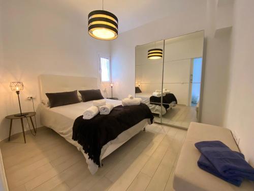圣巴尔托洛梅Lanzarote Frente al Mar的一间卧室配有一张床和一面大镜子