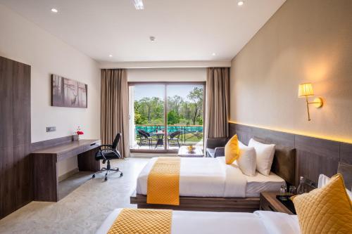 兰纳加Shervani Pebbles And Pines Corbett的酒店客房配有两张床和一张书桌