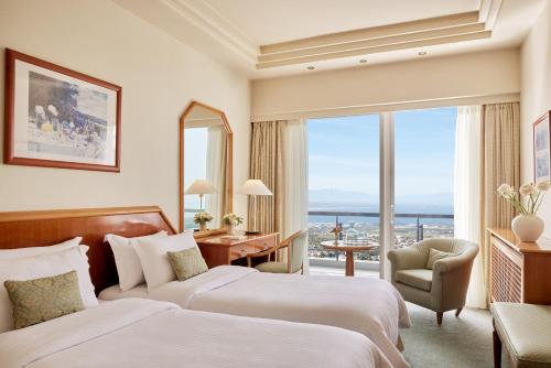 塞萨洛尼基帕诺拉玛酒店的酒店客房设有两张床和窗户。