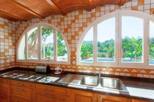 Ses FontanellesCan Ramos的厨房设有2扇窗户和水槽