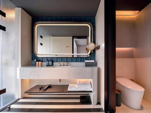 上海上海北外滩金辉索菲特酒店的一间带水槽和镜子的浴室