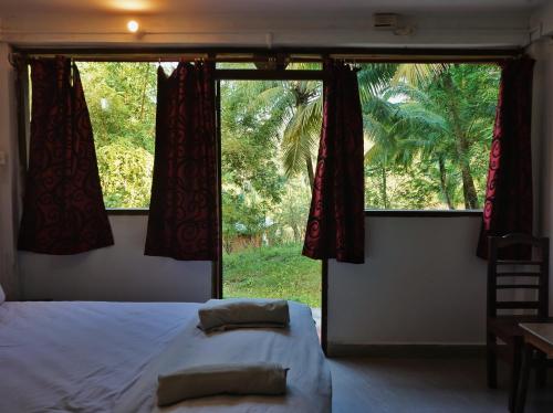 布莱尔港Wild Grass Resort的一间卧室设有一张床和一个大窗户