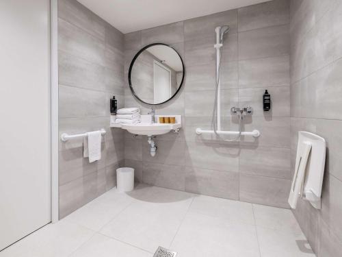 波尔多波尔多中心玛丽亚德克宜必思酒店的一间带水槽和镜子的浴室