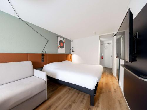 波尔多波尔多中心玛丽亚德克宜必思酒店的一间小房间,配有两张床和一张沙发