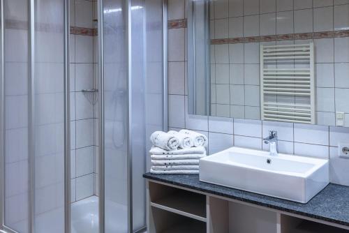 弗拉绍Ferienwohnungen Reiter的白色的浴室设有水槽和淋浴。