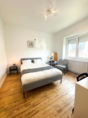 BonnevoieBerchem - Guest House的一间卧室设有一张大床,铺有木地板