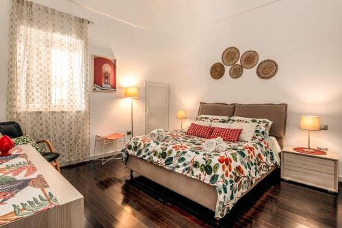 奥斯图尼La Casa Bianca的一间卧室配有一张床和一张带两盏灯的桌子。