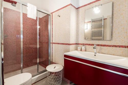 奥斯图尼La Casa Bianca的浴室配有卫生间、盥洗盆和淋浴。