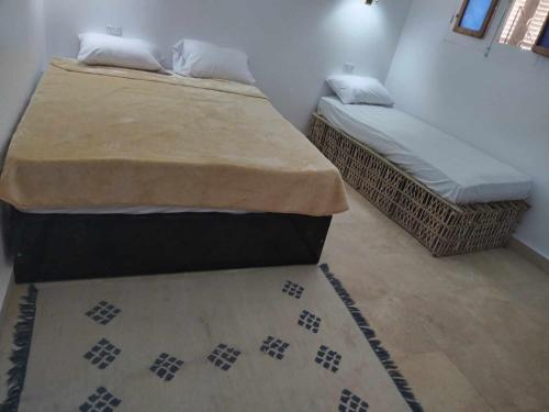 阿布辛贝El baladi的配有两张单人床的客房,铺有地毯