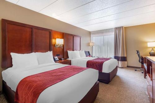 阿伯丁Comfort Inn & Suites Aberdeen的酒店客房设有两张床和窗户。
