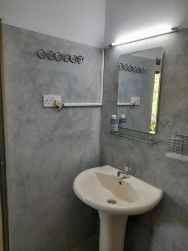 乌纳瓦图纳Aruna Villa的一间带水槽和镜子的浴室