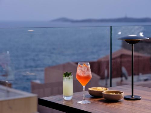 埃尔莫波利斯Argini Syros的水景餐桌上的饮品